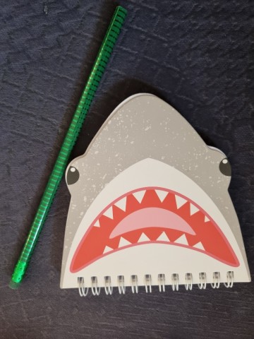 Notitieblokje haai met potlood
