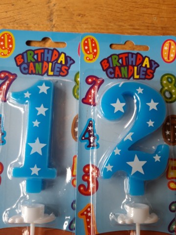 Nummer 12 action blauw