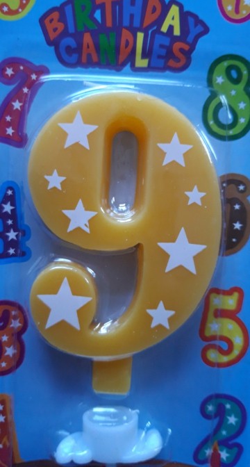 Nummer 9 geel action 0